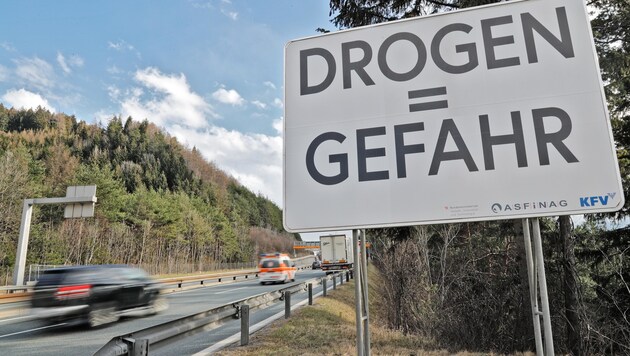 Auf der A13 Brennerautobahn wird vor der Gefahr von Drogen im Straßenverkehr gewarnt (Bild: Birbaumer Christof)