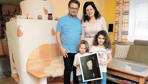 Erik und Susi Reijnders mit ihren Töchtern Kathi und Rebecca. Das Ehepaar Reijnders hat sich über Elizabeth Spiras Fernsehsendung „Liebesgschichten & Heiratssachen“ kennengelernt. (Bild: Zwefo)