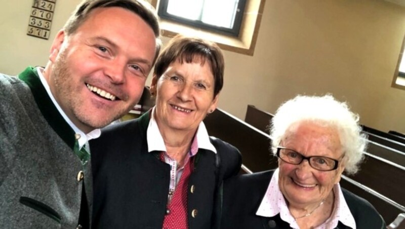 Mit Großmutter Margarethe (rechts) und Mama Elfriede. Deren 70er wird beim großen Jubiläum des Sohnemanns am 28. März in Hamburg gscheit gefeiert! (Bild: Neubacher/zVg)