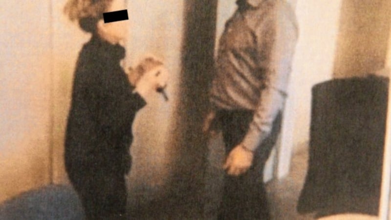 Das Bild zeigt Petronela T. mit einem Kriminalbeamten beim Nachstellen des Dramas. (Bild: Andi Schiel)