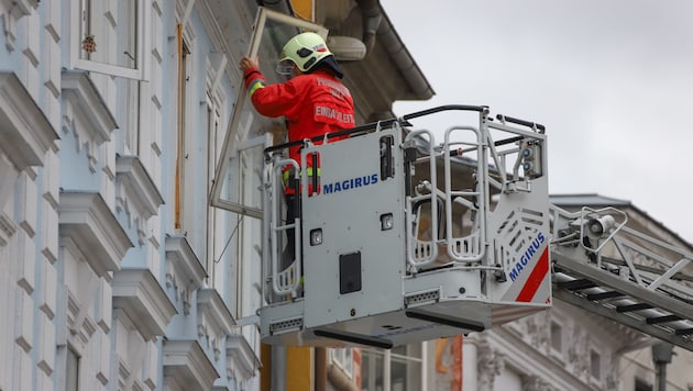 Die Feuerwehr musste in Wels auch Fenster sichern. (Bild: laumat.at / Matthias Lauber)