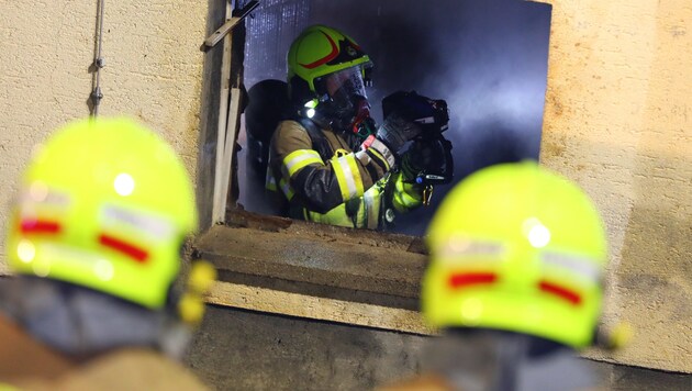 Mit der Wärmebildkamera spürten die Feuerwehrleute nach versteckten Glutnestern. (Bild: laumat.at/Matthias Lauber)