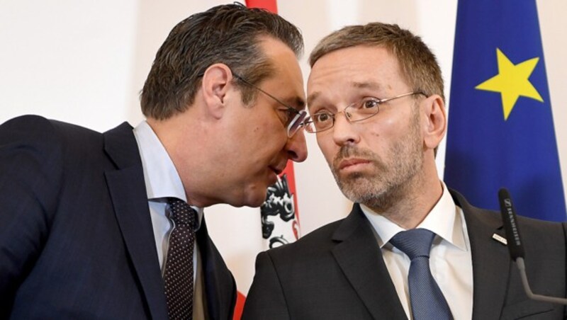 Heinz-Christian Strache mit seinem einstigen Parteikollegen und Weggefährten Herbert Kickl (Bild: APA/Roland Schlager)