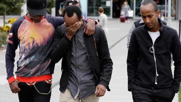 Abdifatah Ibrahim (Mitte) und sein Bruder Abdi (rechts) trauern mit einem Freund um ihren kleinen Bruder. Der dreijährige Mucaad war das jüngste Opfer des rechtsextremen Terroranschlags von Christchurch. (Bild: AP)