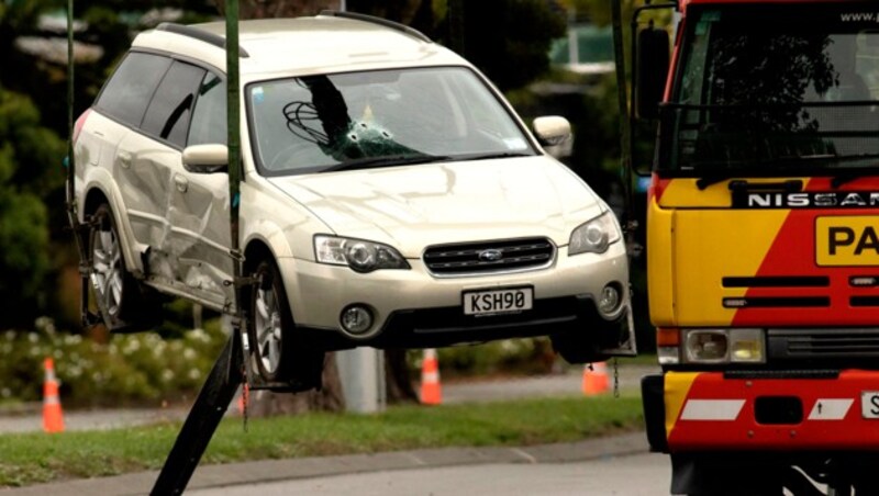 Das Auto des mutmaßlichen Massenmörders Brenton Tarrant wird zu weiteren Untersuchungen abtransportiert. (Bild: AP)