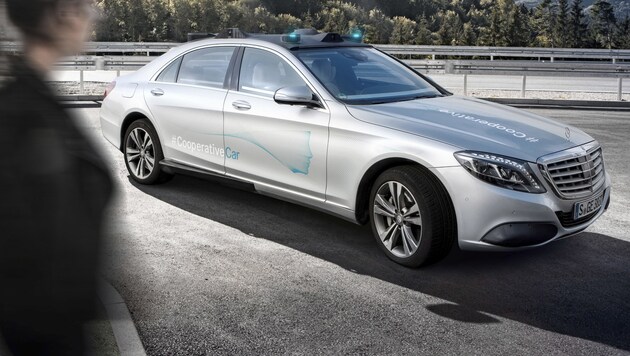Das kooperative Fahrzeug auf Basis einer Mercedes-Benz S-Klasse verfügt über eine 360-Grad-Lichtsignalisation. Sie informiert Passanten und den umliegenden Verkehr, dass das Fahrzeug eigenständig unterwegs ist. (Bild: Daimler AG)