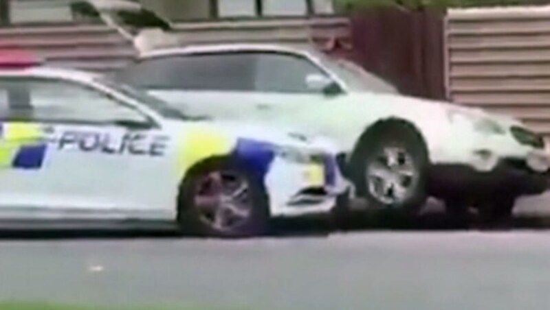 Mit ihrem Wagen rammten die Polizisten das Auto des Australiers. (Bild: kameraone)