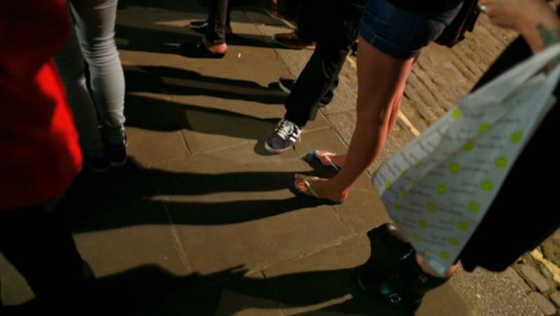 An dieser Stelle am Mitre Square im Osten Londons fand man die Leiche von Catherine Edwards. Auf dem Bild sieht man Teilnehmer einer „Jack-the-Ripper-Führung“. (Bild: AFP)