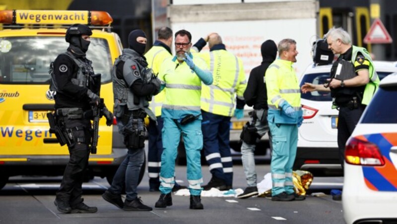 Noch sind die Hintergründe unklar. Der Täter befand sich nach dem Anschlag stundenlang auf der Flucht. (Bild: AFP)