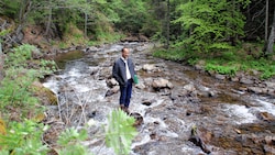 Peter Masser am Zusammenfluss von Sulm und Seebach, wo die Druckrohrleitung beginnen soll. (Bild: Christian Jauschowetz)