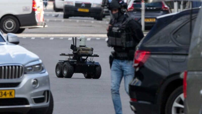 Ein Roboter half den Polizisten dabei, das Gebäude sicher zu stürmen. (Bild: AP)