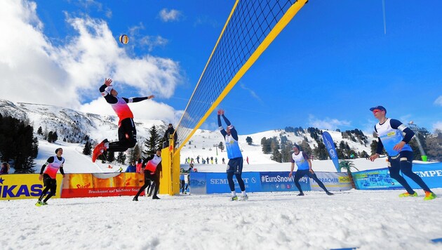 Blauer Himmel, strahlender Sonnenschein, milde Temperaturen und jede Menge Spaß: Das gab’s am Wochenende bei der österreichischen Snowvolleyball-Meisterschaft auf der Turrach. (Bild: F. Pessentheiner)