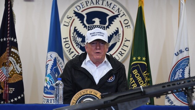 US-Präsident Donald Trump stellte seinem Heimatschutzministerium, der auch für den Mauerbau zuständig ist, einen Scheck in der Höhe von 100.000 Dollar aus. (Bild: APA/AFP/Jim WATSON)