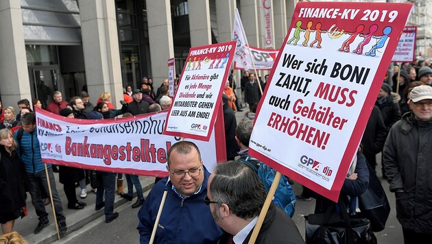 Eine Versammlung von Bankangestellten anlässlich der jüngsten KV-Verhandlungsrunde in Wien (Bild: APA/ROLAND SCHLAGER)