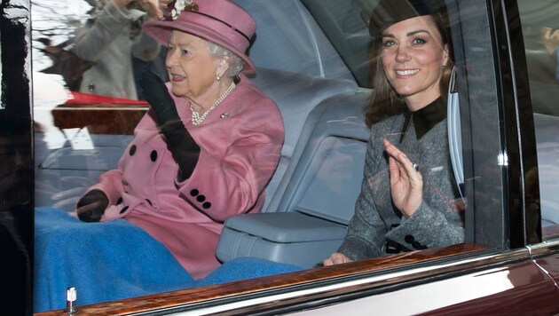 Die Queen und Herzogin Kate teilen sich eine Decke. (Bild: www.PPS.at)