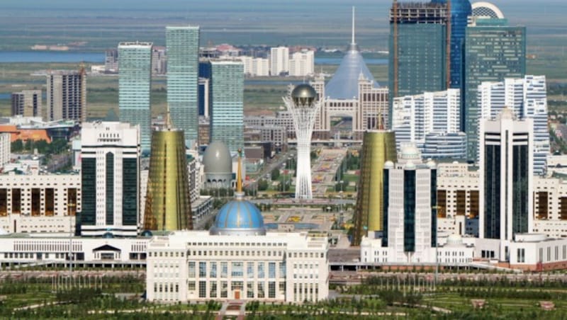 Mit der in den 90er-Jahren aus der Steppe gestampften, futuristisch-kitschigen Hauptstadt Astana hat sich Nasarbajew ein Denkmal bauen lassen. Einen Tag nach seinem Rücktritt wurde sie zu seinen Ehren umgetauft. (Bild: AFP PHOTO/STANISLAV FILIPPOV)