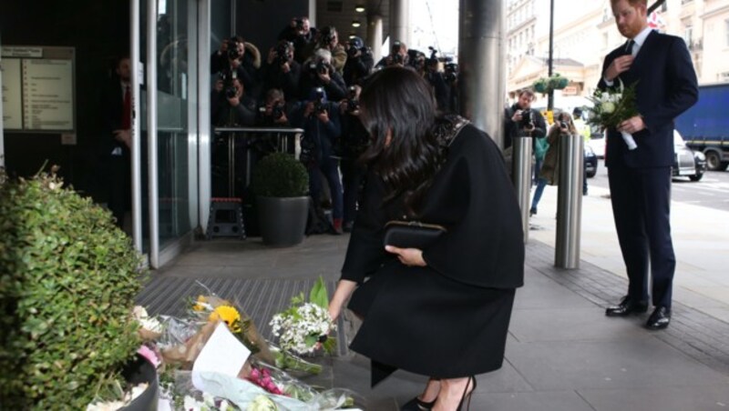 Herzogin Meghan und Prinz Harry legen vor dem New Zealand House Blumensträuße nieder. (Bild: AFP)