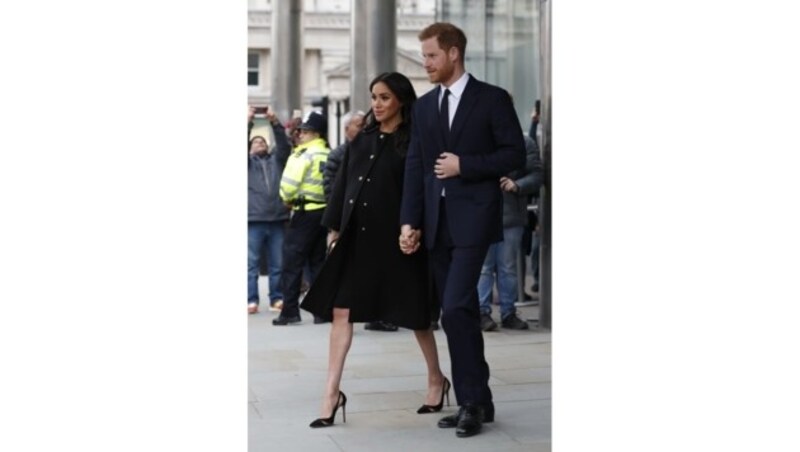 Prinz Harry und seine hochschwangere Ehefrau Herzogin Meghan statteten dem New Zealand House in London überraschend einen Besuch ab, um der Opfer des Terrors in Neuseeland zu gedenken. (Bild: Copyright 2019 The Associated Press. All rights reserved)