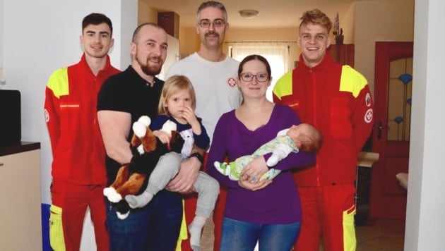 Samariterbund-Team mit Baby Matthias, großer Schwester Elisa, Eltern Yvonne und Philipp F. (Bild: Monatsrevue/Lenger Thomas)