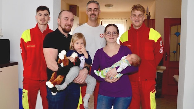 Samariterbund-Team mit Baby Matthias, großer Schwester Elisa, Eltern Yvonne und Philipp F. (Bild: Monatsrevue/Lenger Thomas)