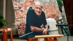 In der Kirche Fraumünster in der Innenstadt von Zürich stand vor dem Altar ein großes Farbfoto von Bruno Ganz, wie ihn ein Millionenpublikum kannte. (Bild: © KEYSTONE / WALTER BIERI)