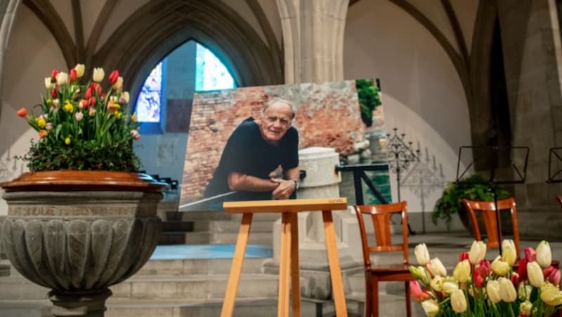 Die Kirche war mit roten und weißen Tulpen und Osterglocken geschmückt.
 (Bild: © KEYSTONE / WALTER BIERI)