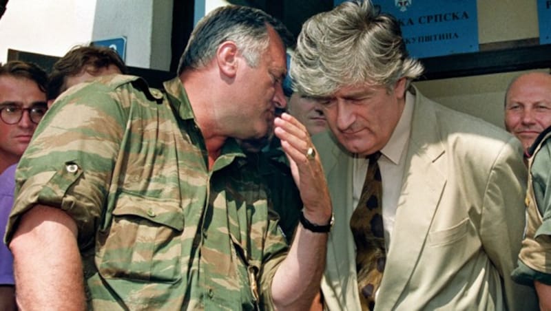 „Schlächter“ Ratko Mladic (li.) und sein Ideologe Karadzic (Archivbild 1993) (Bild: AFP PHOTO/MICHAEL EVSTAFIEV)