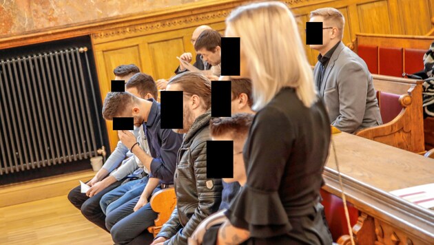 Acht Männer und eine Frau mussten auf der Anklagebank Platz nehmen. (Bild: Markus Tschepp)