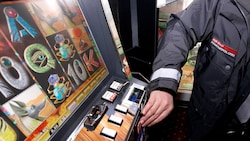 Finanzpolizei kontrolliert Spielautomaten (Bild: photonews.at/Georges Schneider)