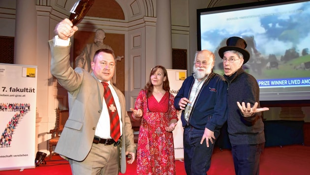 Die Gewinner Stefan Bolliger, Minna Lyons und Hynek Burda mit Moderator und Organisator Marc Abrahams (von links nach rechts). (Bild: Richard Heintz)