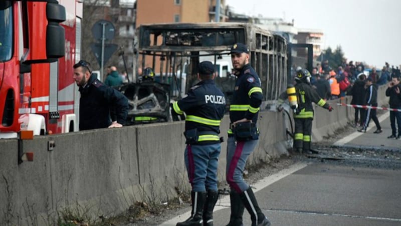 Der Bus ist vollständig ausgebrannt. Die Passagiere - 51 Schüler und zwei Erwachsene - konnten sich rechtzeitig vor den Flammen retten. (Bild: AP)