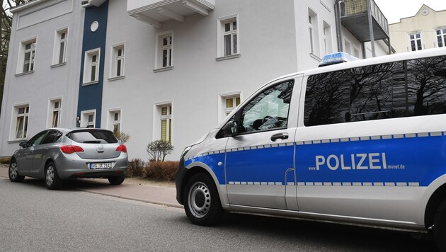 Eine 18-Jährige ist auf der Insel Usedom getötet worden. Sie wurde mit Schnittverletzungen in ihrer Wohnung gefunden. (Bild: APA/dpa-Zentralbild/Stefan Sauer)