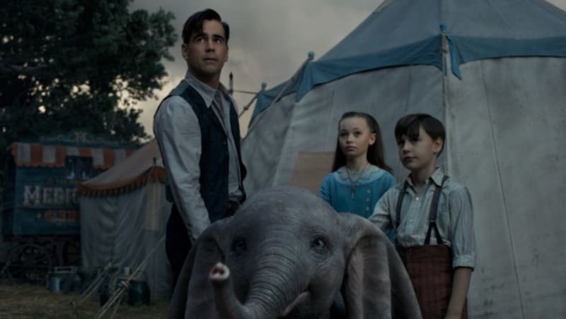 Colin Farrell als früherer Zirkusstar Holt Farrier, der sich als Kriegsheimkehrer allein um seine beiden Kinder Milly (Nico Parker) und Joe (Finley Hobbins) kümmern muss. (Bild: Walt Disney Studios)