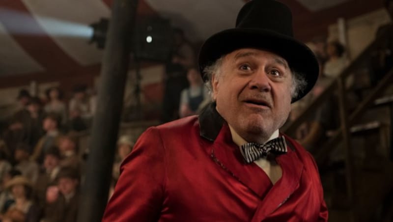 Zirkusbesitzer Max Medici (Danny DeVito) (Bild: Walt Disney Studios)