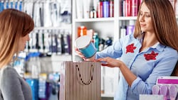 Frauen wie Verkäuferinnen arbeiten oft Teilzeit. Laut einer aktuellen Studie macht das Steuersystem Mehrarbeit unattraktiv. (Bild: stock.adobe.com)