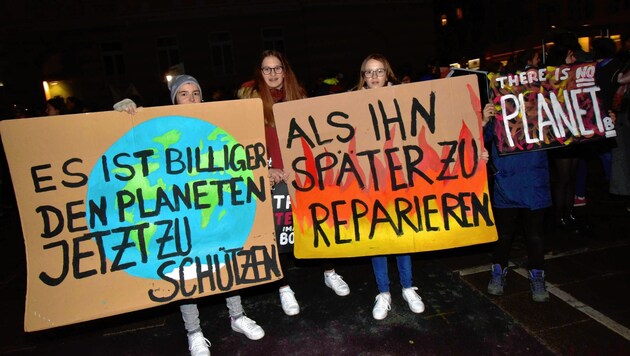 Abendliche Schülerdemo vor einer Woche in Graz: bemerkenswertes Umwelt-Engagement (Bild: Richard Heintz)