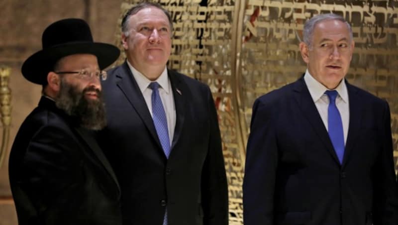 Israels Premierminister Benjamin Netanyahu (rechts) mit US-Außenminister Mike Pompeo (Mitte) und dem Rabbiner Shmuel Rabinovitch (links) (Bild: AFP)