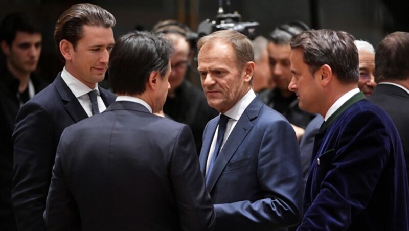 Von links: Kurz, der italienische Regierungschef Giuseppe Conte, Tusk und Luxemburgs Premier Xavier Bettel (Bild: AFP )