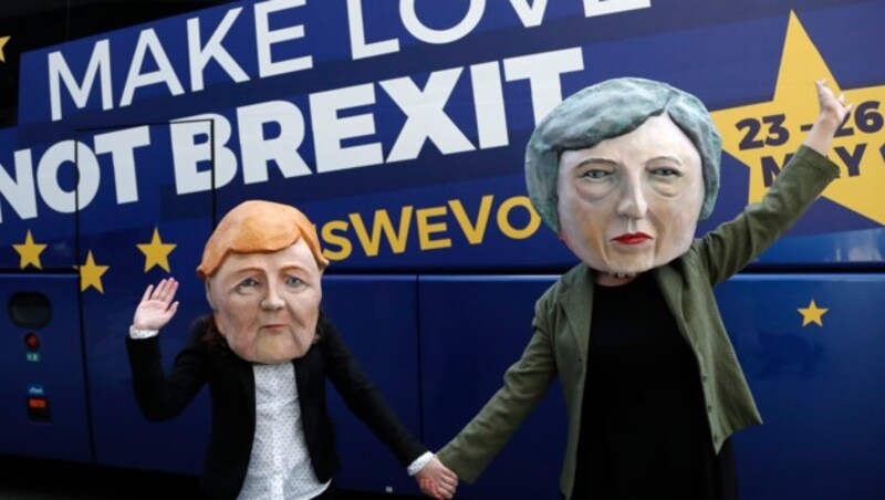 Als Angela Merkel und Theresa May verkleidete Anti-Brexit-Aktivisten (Bild: AP)