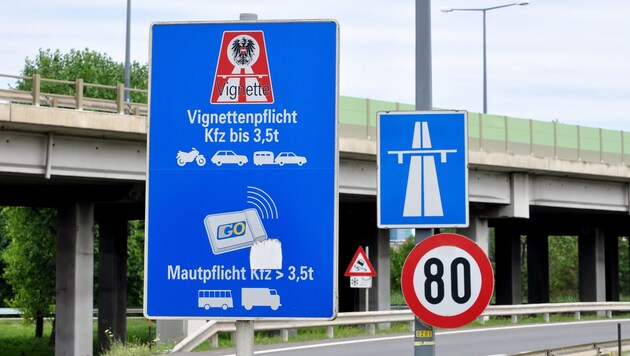 Für die Fahrt auf österreichischen Autobahnen benötigt man eine Vignette. (Bild: ©photo 5000 - stock.adobe.com)