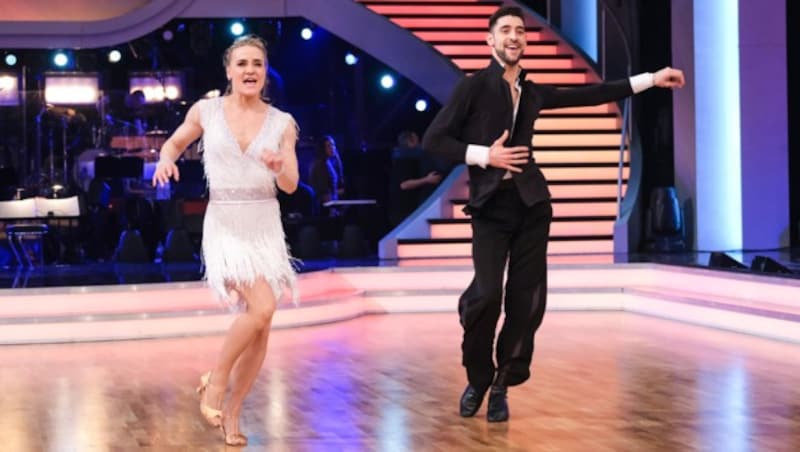 Nicole Wesner und Dimitar Stefanin tanzen einen Cha-Cha-Cha. (Bild: ORF)