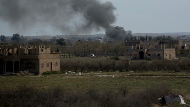 Rauch weht noch über Baghouz, als die kurdisch-arabische Allianz den Sieg über den IS in Syrien verkündet. (Bild: AP)