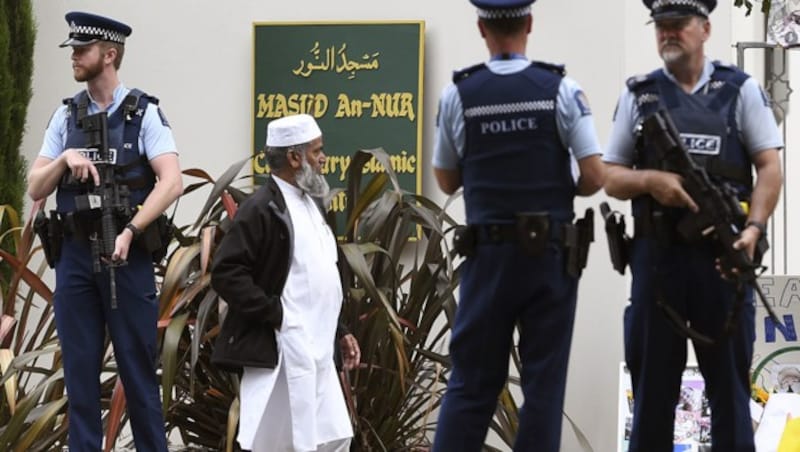 Ein Gläubiger wartet auf Einlass in die schwer bewachte Al-Nur-Moschee in Christchurch (Bild: AFP/ William West)