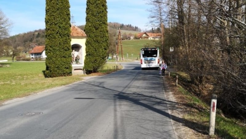 Links die Straße und gleich rechts Böschung und Bach: Einen Gehsteig sucht man hier vergebens. (Bild: zVg)