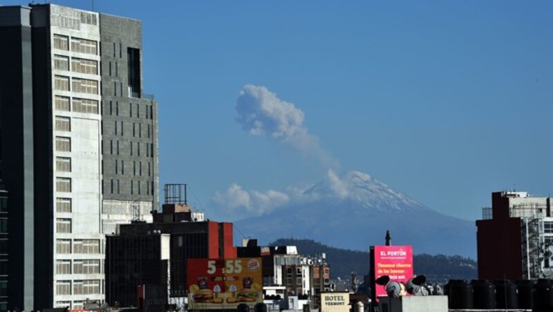 Der „rauchende Berg“ von Mexiko-Stadt aus gesehen (Bild: APA/AFP/Rodrigo Arangua)