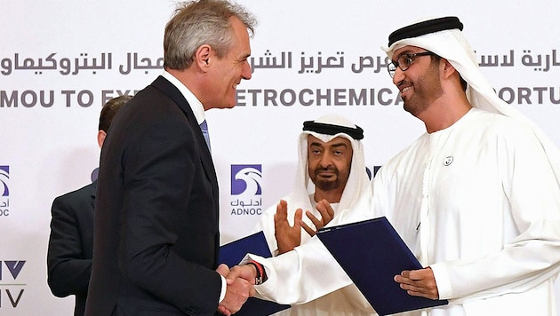 Die OMV und die Abu Dhabi National Oil Company (hier im Bild OMV-Chef Rainer Seele und ADNOC-Geschäftsführer Ahmed Al Jaber) wollen aus Plastikmüll Rohöl auf synthetischem Wege erzeugen. (Bild: APA/HELMUT FOHRINGER)