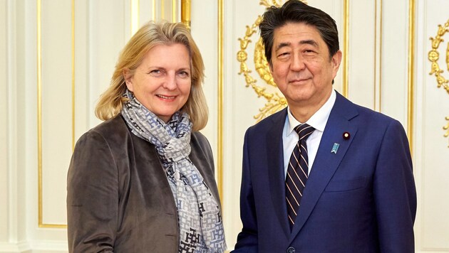 Au§enministerin Karin Kneissl (FPÖ) und der japanische Premier Shinzo Abe (Bild: PHOTONEWS.AT/GEORGES SCHNEIDER)