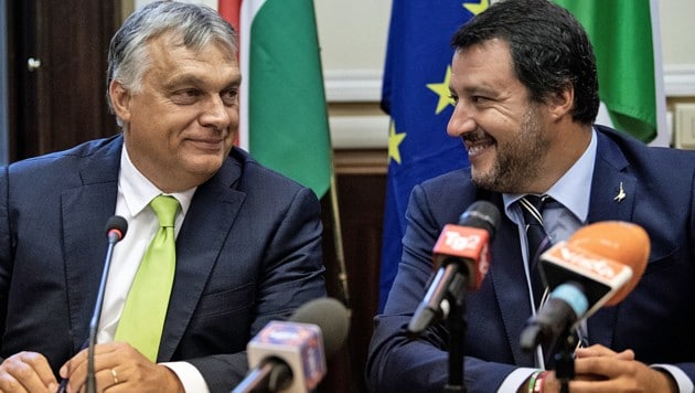Italiens Vizepremier und Innenminister Matteo Salvini und Ungarns Ministerpräsident Viktor Orban verfolgen eine ähnlich restriktive Migrationspolitik. Orban bezeichnete den Italiener im Vorjahr während eines Besuchs in Mailand als „mein Held“. (Bild: APA/AFP/MARCO BERTORELLO)
