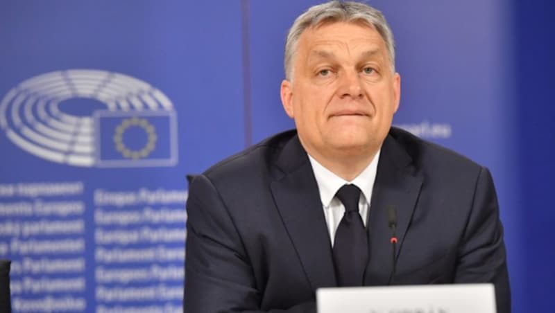 Ungarns Regierungschef Viktor Orban will sich nur gegen „Angriffe der nach links driftenden Parteien“ gewehrt haben, wie er in einem Radiointerview erklärte. (Bild: APA/AFP/EMMANUEL DUNAND)