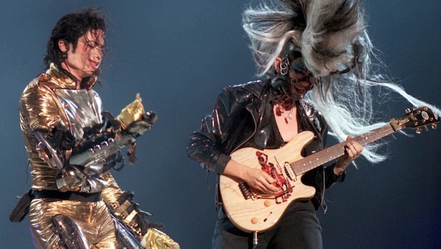 Michael Jackson und Jennifer Batten 1997 während seiner Europa-Tournee im Ernst-Happel-Stadion in Wien (Bild: GINDL Barbara)